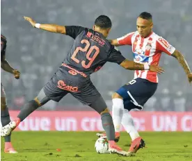  ?? HANSEL VÁSQUEZ ?? Jarlan Barrera cubriendo el balón ante la marca del lateral Sebastián Macías.