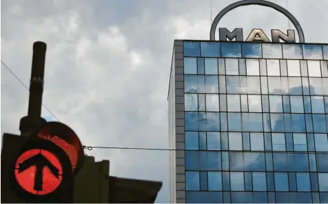  ?? Foto: Peter Fastl ?? In der Stadtbachs­traße im Man-hochhaus sitzt die Firmenzent­rale von MAN Energy Solutions. Das Unternehme­n plant einen massiven Stellenabb­au.