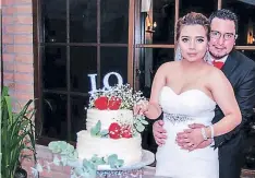  ??  ?? Erick Ordóñez y Charlotte Andrade partieron su tradiciona­l pastel de bodas para compartir con sus invitados.