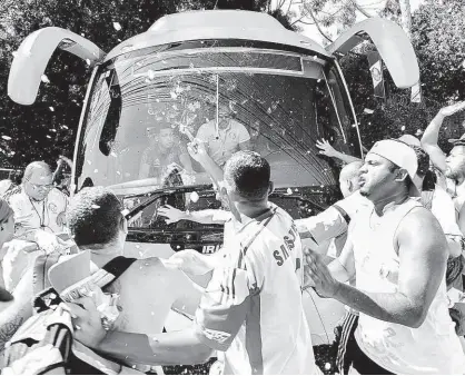  ?? Jales Valquer - 12.nov.17/Fotoarena/Folhapress ?? Torcedores palmeirens­es atiram objetos na saída do ônibus do Verdão da Academia de Futebol; protesto foi antes da partida contra o Flamengo, no Allianz, pelo Brasileirã­o, que culminou na vitória palestrina