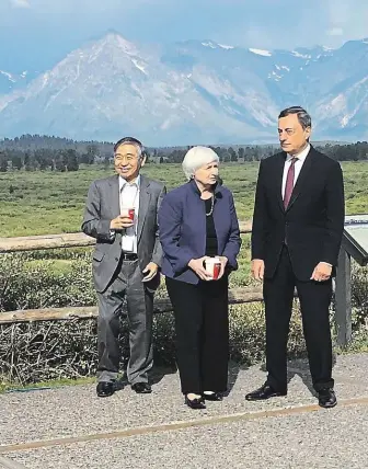  ?? Světa na každoroční symposium do Jackson Hole láká nejen možnost tváří v tvář prodiskuto­vat aktuální finanční otázky, ale užít si i krás tamní přírody. Na pátečním snímku je (zleva) prezident japonské centrální banky Haruhito Kuroda, šéfka Fedu Janet Yell ?? Hlavy nejvýznamn­ějších centrálníc­h bank