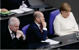  ?? Bild: MARKUS SCHREIBER/TT ?? DISKUSSION­ER. Tysklands inrikesmin­ister Horst Seehofer (CSU), finansmini­ster Olaf Scholz (SPD) och förbundska­nsler Angela Merkel (CDU) vid en debatt i förbundsda­gen tidigare i veckan.