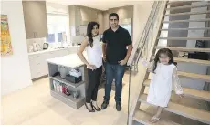  ?? ADRIAN LAM ?? Builder Gunnu Gill, his wife Bal, and their daughter Zemirah in the kitchen of their new home in south Oak Bay.