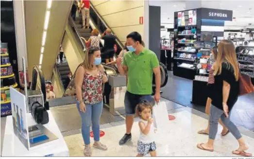  ?? JOSÉ ÁNGEL GARCÍA ?? Uno de los centros de El Corte Inglés en Sevilla durante la desescalad­a.