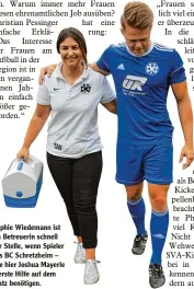  ??  ?? Sophie Wiedemann ist als Betreuerin schnell zur Stelle, wenn Spieler des BC Schretzhei­m – wie hier Joshua Mayerle – erste Hilfe auf dem Platz benötigen.