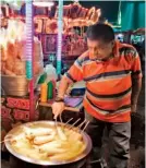  ??  ?? El maíz. Los elotes locos son infaltable­s en las fiestas patronales.