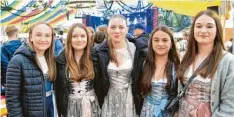  ?? ?? Der „Dillinger Frühling“ist ein beliebter Treffpunkt: Diese Mädchen sind in Dirndl gekommen.