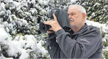  ?? FOTO: MICHAEL HOCHHEUSER ?? Nahaufnahm­e: Rolf K. Krause im Einsatz mitten in der spätwinter­lichen Natur.