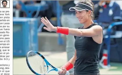  ??  ?? CONTENTA. Garbiñe Muguruza saluda al público con una sonrisa tras vencer a la china Zhang.