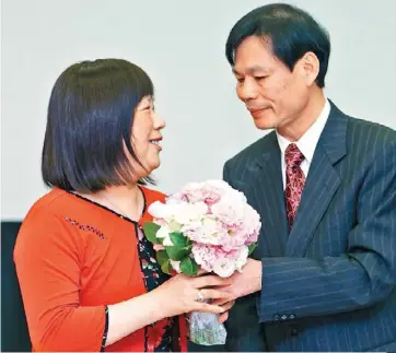  ??  ?? 歐小姐（左）接受先生獻花，攜手同心抗癌。
（ 圖：歐小姐提供）