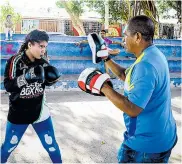  ??  ?? Katheryn Yepes Díaz entrena en el parque La Convivenci­a, en Malambo, junto a Miguel ‘Ñato’ Guzmán.