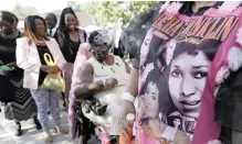  ?? | AP | AFRICAN NEWS AGENCY (ANA) ?? Mourners wait to enter the Greater Grace Temple for legendary singer Aretha Franklin’s funeral in Detroit, yesterday. Franklin died on August 16 of pancreatic cancer at the ageof 76.