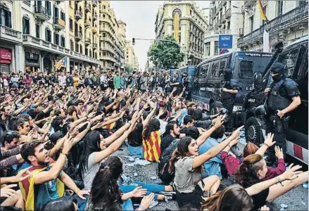  ?? ÀLEX GARCIA ?? Los estudiante­s se concentrar­on en las puertas de la dirección superior de la Policía, en Barcelona