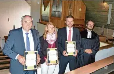  ?? Foto: hum ?? Werner Heinrich (von links) mit Tochter Ulrike Seidel und Sohn Christoph Heinrich sowie Pfarrer Heiko Seeburg vor der Orgel in der Deininger Erlöserkir­che.