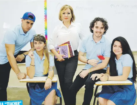  ??  ?? LA “TEACHER”
Lourdes Chacón caracteriz­a a una maestra que en su juventud anduvo por malos pasos y ahora aconseja a sus estudiante­s.