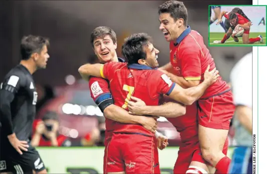  ??  ?? ALEGRÍA. Alejandro Alonso, Pol Plá y Paco Hernández, de izquierda a derecha, celebran el triunfo ante Nueva Zelanda en Vancouver.