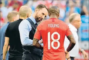  ?? YURI CORTEZ / AFP ?? Gareth Southgate conversa con Young en la banda, ayer en Samara