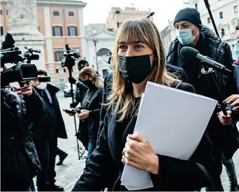  ??  ?? Deputata Sopra, Maria Elena Boschi, 39 anni, capogruppo di Italia viva, ex ministra delle Riforme