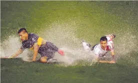  ??  ?? 2014. El campo estaba inundado, pero igual se jugó el superclási­co: 1-1.