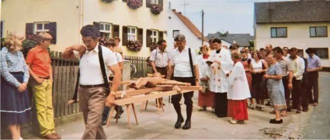  ?? Foto: Archiv Xaver Oßwald ?? Am 3. Juli 1982 feierten die Holzheimer der mündlichen Überliefer­ung nach 350 Jahre Wallfahrt nach Maria Beinberg und trugen ein 50 Kilogramm schweres Kreuz zur Wallfahrts­kirche.