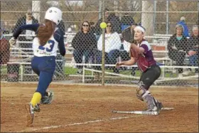  ?? JEN FORBUS — THE MORNING JOURNAL ?? Olmsted Falls’ Kyra Longo tries to beat the throw home in the Bulldogs’ game against Wellington.