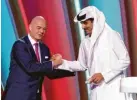  ?? Foto: Koen van Weel, Witters ?? Gute Freunde: Fifa-präsident Gianni Infantino und Scheich Tamim bin Hamad Al Thani, der aktuelle Emir von Katar.
