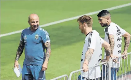  ?? FOTO: AP ?? Sampaoli, junto a Banega El futbolista del Sevilla volvió a ser uno de los mejores ante Nigeria