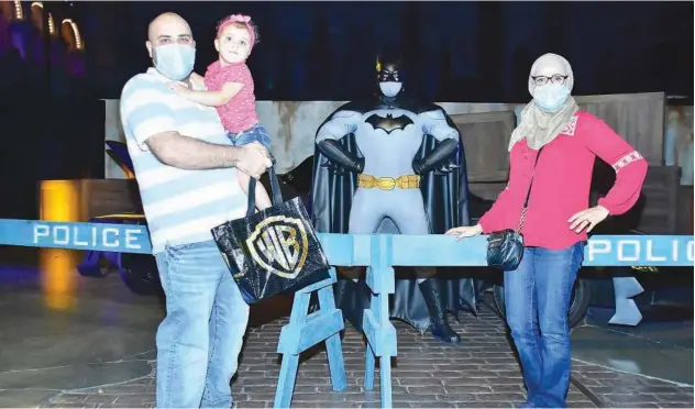  ??  ?? ↑
Families and friends joined Batman to celebrate his special day at Warner Bros. World Abu Dhabi, while the Dark Knight gave away coveted gifts and merchandis­e to his fans.