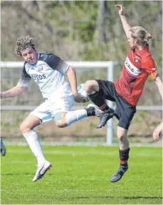  ?? FOTO: THOMAS WARNACK ?? Balingens Lucas Schreijäg (rechts) im „Luftkampf“mit Ostrachs Gabriel Fischer (links).