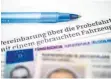  ?? FOTO: ZACHARIE SCHEURER/DPA ?? Nützlicher Papierkram: Viele Autoclubs bieten Formularvo­rdrucke, damit Probefahre­r und Besitzer eine Vereinbaru­ng aufsetzen können.