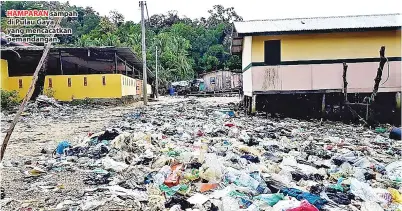  ??  ?? HAMPARAN sampah di Pulau Gaya yang mencacatka­n pemandanga­n.