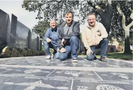  ??  ?? Ian Wayman with Veterans’ Walk organisers Rob Deverson, right, and Tom Cuthbertso­n, left.