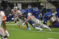  ?? Photo by Kevin Sutton ?? ■ Texas High defenders Jaylen Green and Jackson Halter collapse on Tyler quarterbac­k Ken’Yontae Pinkard during the Tigers’ 41-21 win over the Lions Thursday.