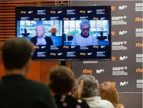  ?? AFP ?? El actor Wallace Shawn y el director Woody Allen, asistieron por videoconfe­rencia a un photocall de la cinta Rifkin’s Festival.