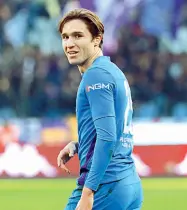  ??  ?? Federico Chiesa è nato a Genova nel 1997 e il 20 agosto 2016, a 18 anni, ha esordito con i Viola in prima squadra e in Serie A, nella partita a Torino contro la Juve. Per lui sono 5 i goal in questa stagione