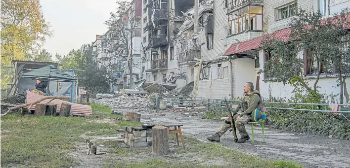  ?? ?? Asalto. Un soldado ucraniano descansa tras la contraofen­siva lanzada por el Ejército de su país en región de Donetsk, en el Este, donde los combates son cada vez más feroces.REUTERS
