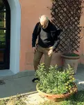  ??  ?? Antonio Natali all’ingresso dell’abitazione mentre controlla le piante del giardino
