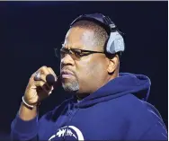  ?? Catherine Avalone / Hearst Connecticu­t Media ?? Hillhouse head coach Reggie Lytle on the sideline against Hand in the season opener in 2018.