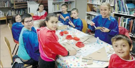  ??  ?? Les sourires des enfants libérant leur créativité artistique