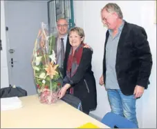  ??  ?? Gina Massola a reçu un beau bouquet de fleurs en remercieme­nt du travail de trésorière effectué au sein du comité des fêtes