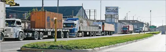  ?? ?? MOVILIZACI­ÓN. El paro de 24 horas del gremio portuario generó una fila de 12 kilómetros de camiones y una espera de hasta cinco horas para descargar en el puerto.