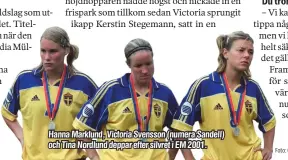  ?? Foto: CALLE TÖRNSTRÖM ?? Hanna Marklund, Victoria Svensson (numera Sandell) och Tina Nordlund deppar efter silvret i EM 2001.