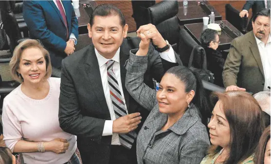  ?? CUARTOSCUR­O ?? Ana Lilia Rivera levanta el brazo al nuevo presidente senatorial; a la izquierda, Cecilia Sánchez.