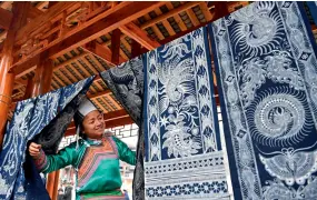  ??  ?? Une femme de l’ethnie miao dans le village de Gaoniao (province du Guizhou), où les femmes ont été formées au batik et à la broderie afin d’accroître leurs revenus.