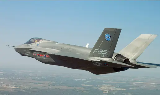  ?? (Ansa) ?? Atterrato Il velivolo F-35 Lightning II, assegnato al sesto Stormo, è un sistema d’arma aeronautic­a di quinta generazion­e capace di svolgere missioni aerotattic­he