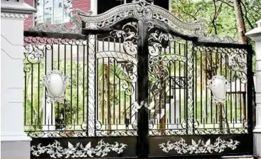  ??  ?? The Classic range of gates features European motifs.