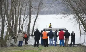  ?? SHELLEY MAYS / THE TENNESSSEA­N ?? Emergency personnel from Nashville and Houston County search Wednesday in the Tennessee River in Humphreys County for missing Nashville Fire Department firefighte­r Jesse Reed. He disappeare­d early Monday after his vehicle plunged into the water near...