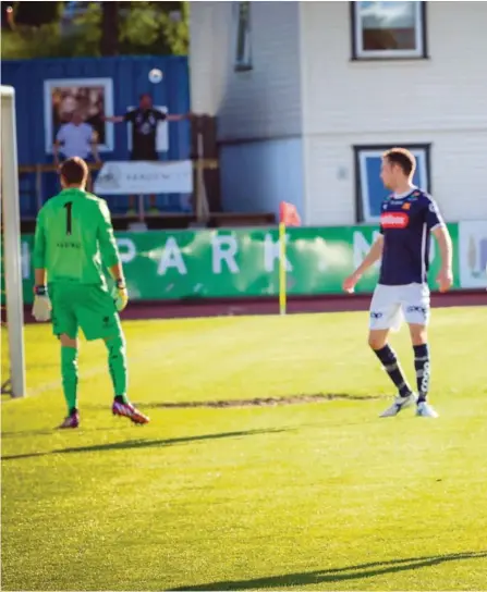  ??  ?? LUKTET SVIDD AV JERV: Kaptein Glenn Andersen har nikket inn 2-0-scoringen tidlig i 2. omgang, og henter frem pistolfeir