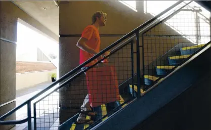  ?? FILE: NHAT V. MEYER — STAFF PHOTOGRAPH­ER ?? DoorDash delivery driver Jake Vertin heads to the third floor to drop off an order from a restaurant in Palo Alto in 2013.