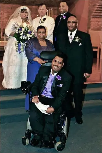  ?? Courtesy of Perkins family ?? The Perkins family during happier times, at the 2011 wedding of Lisa and Joseph Daugherty, top, with her brother Gregory Perkins Jr., her parents Gloria and Gregory Perkins Sr., second row, and her youngest brother Samuel Perkins, seated.